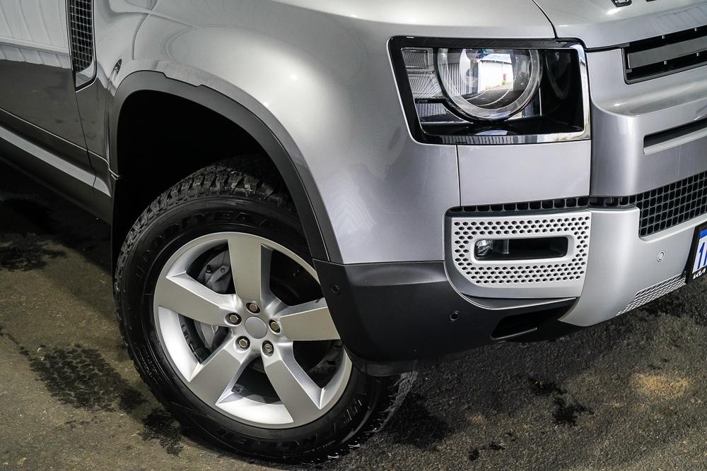 Land Rover Defender image 2