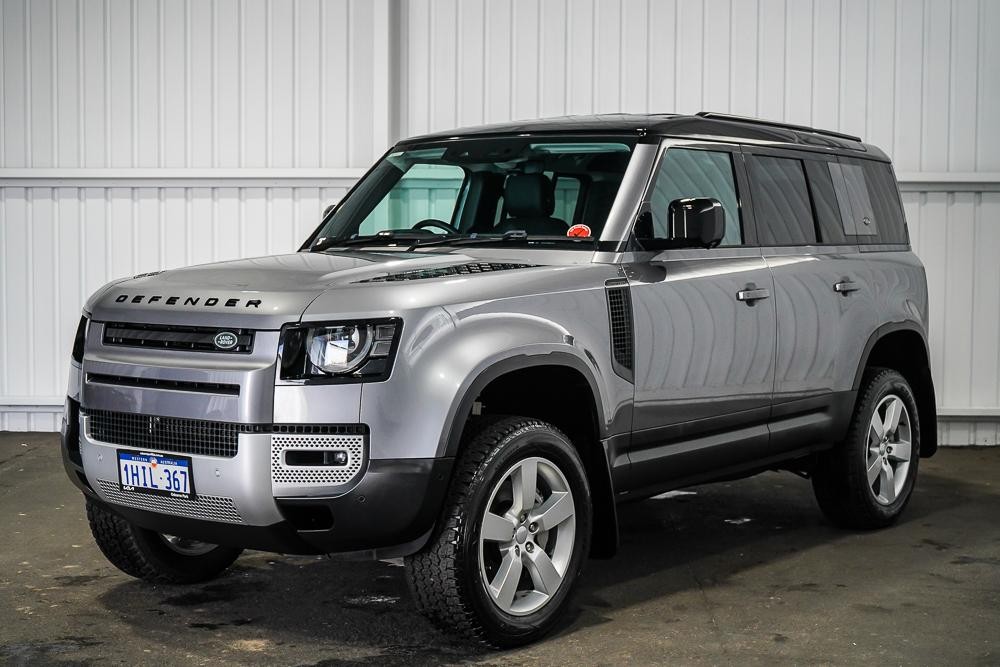 Land Rover Defender image 4