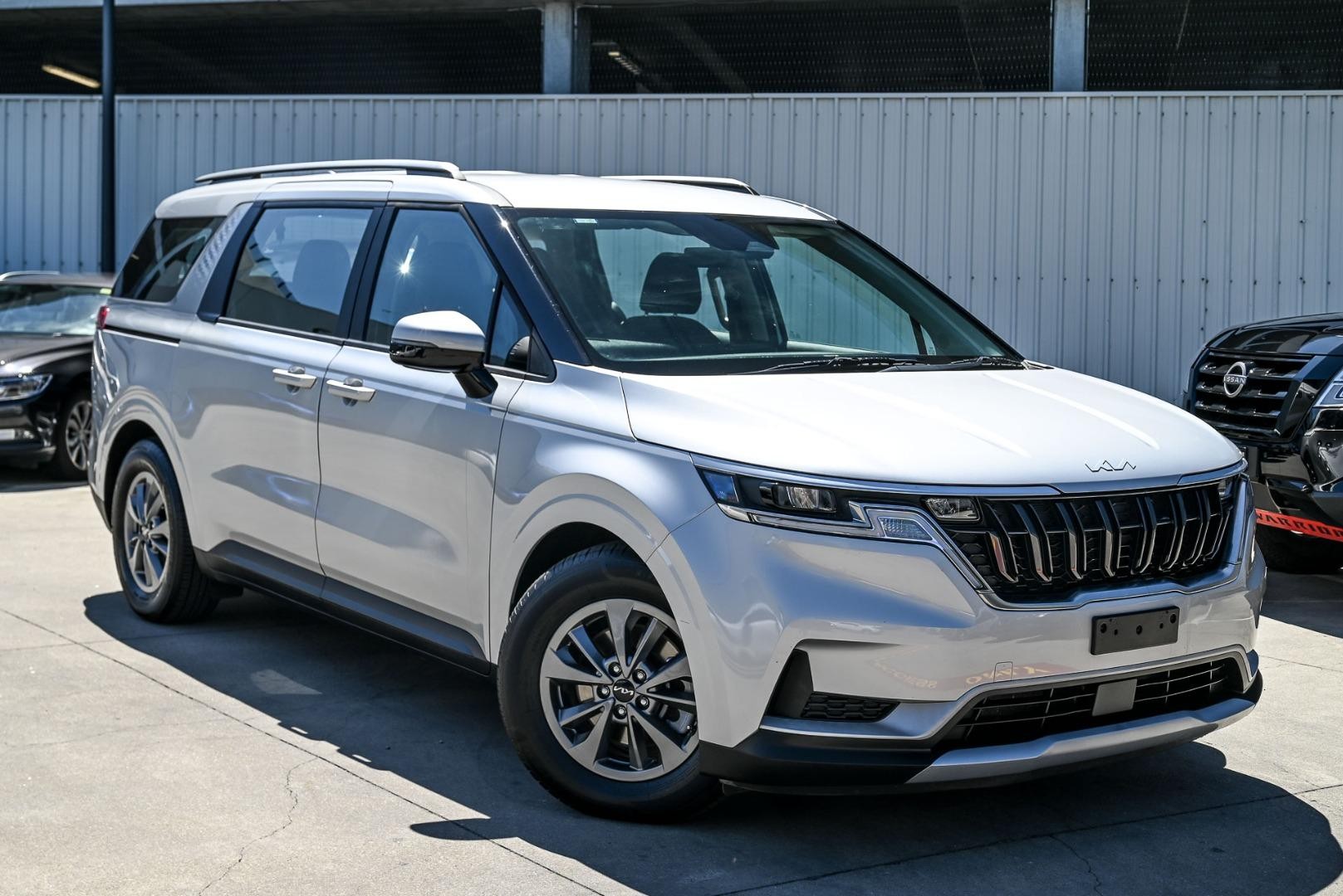 Kia Carnival image 1