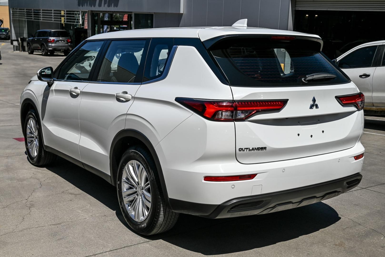 Mitsubishi Outlander image 3