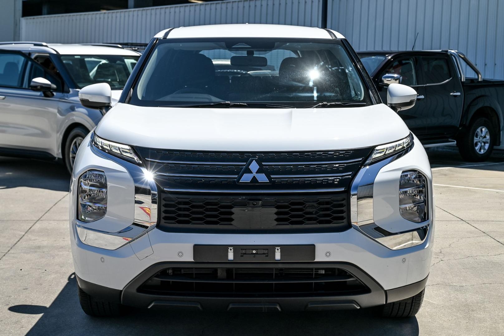 Mitsubishi Outlander image 2