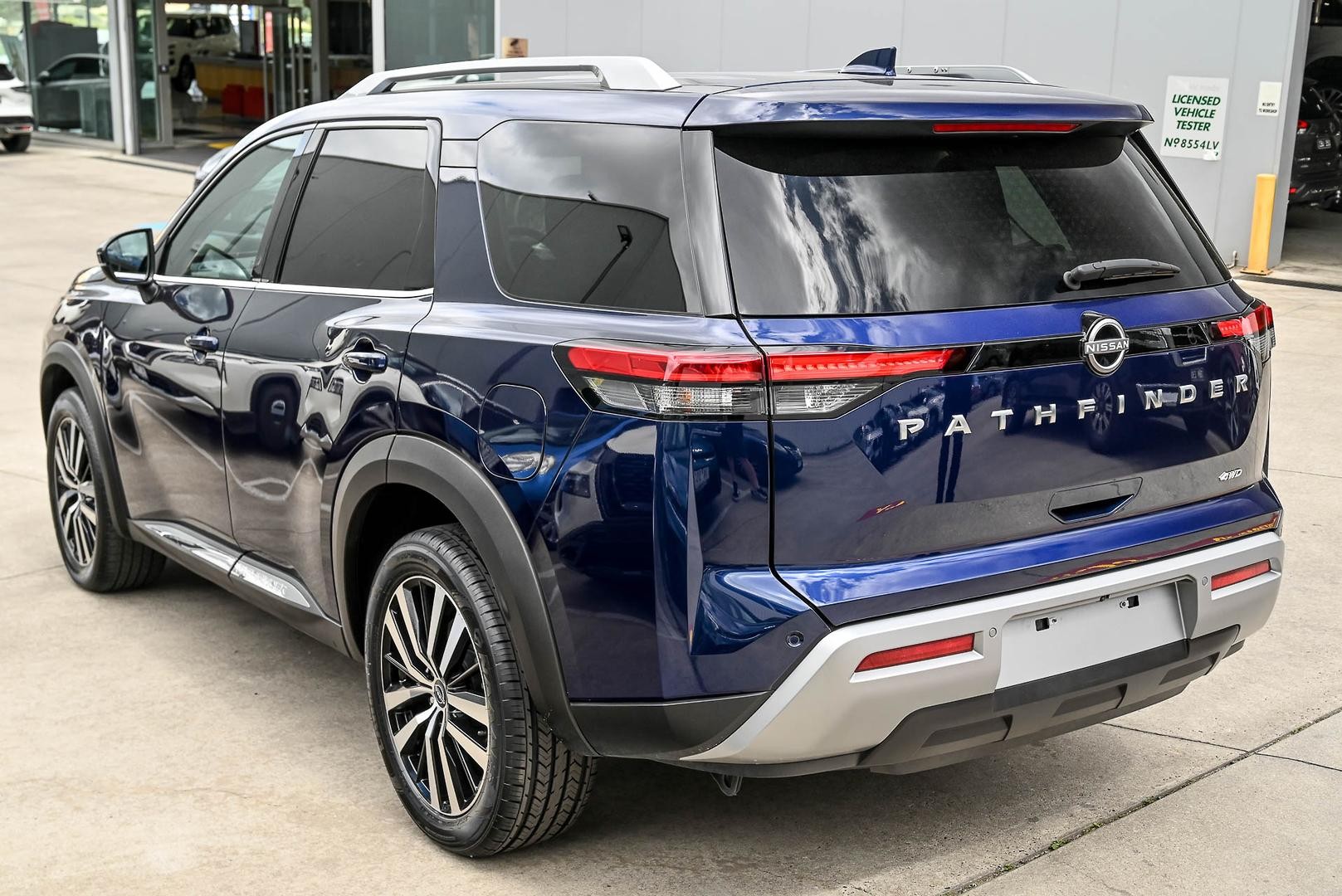 Nissan Pathfinder image 3