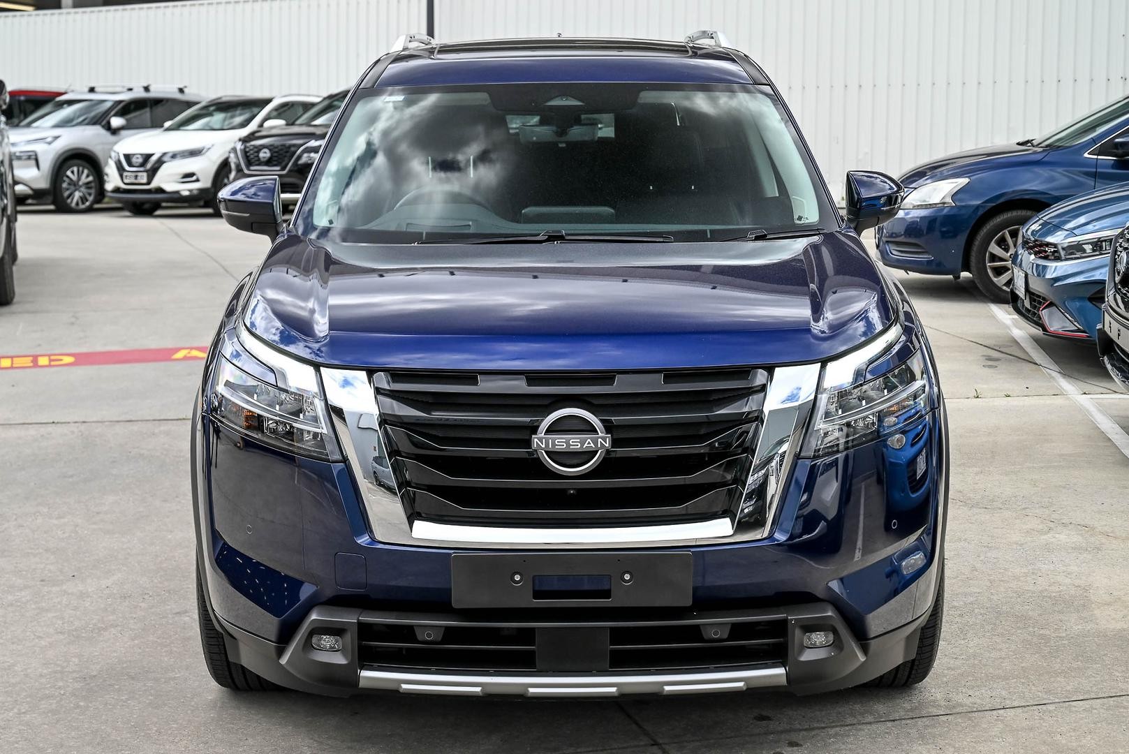 Nissan Pathfinder image 2