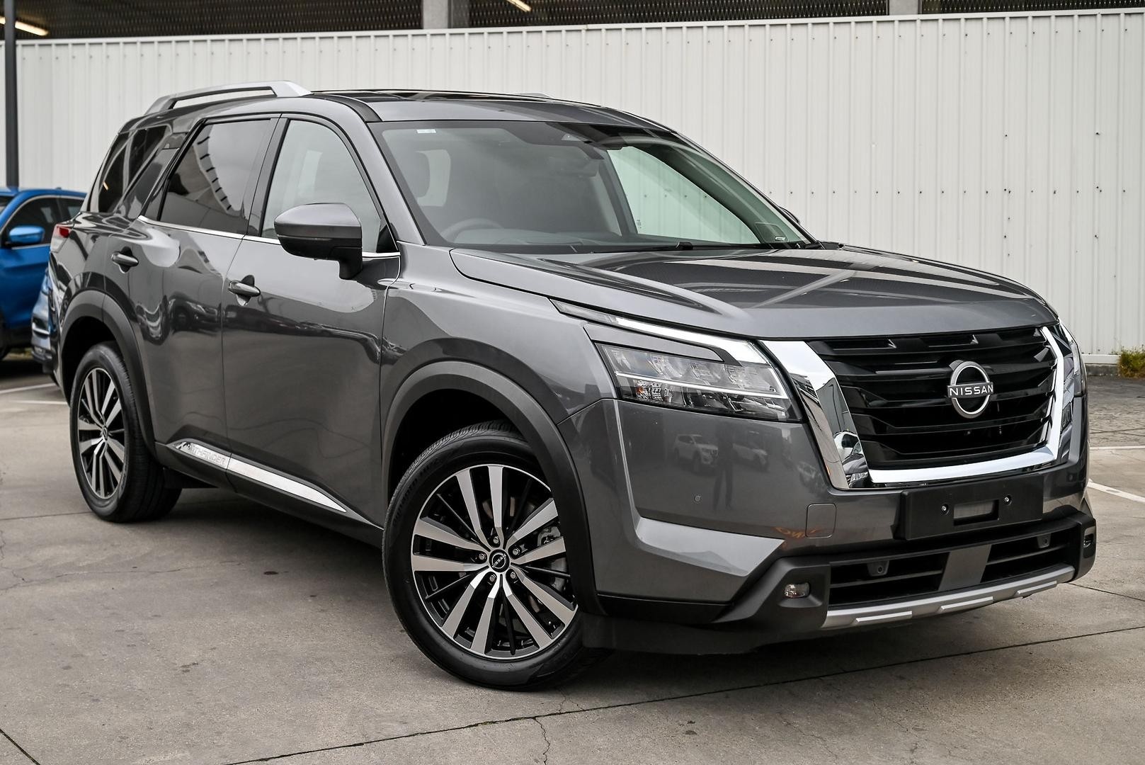 Nissan Pathfinder image 1