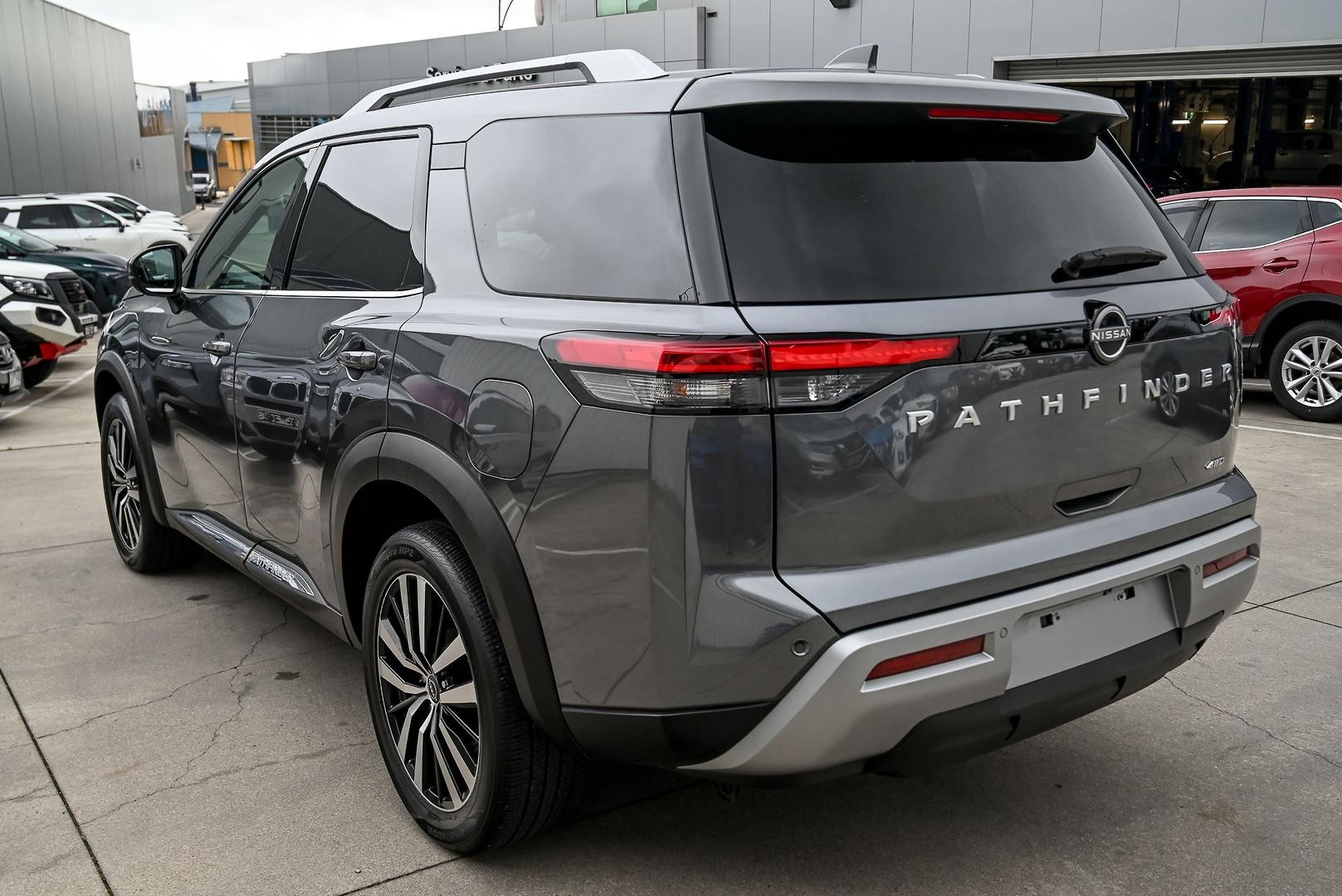 Nissan Pathfinder image 4