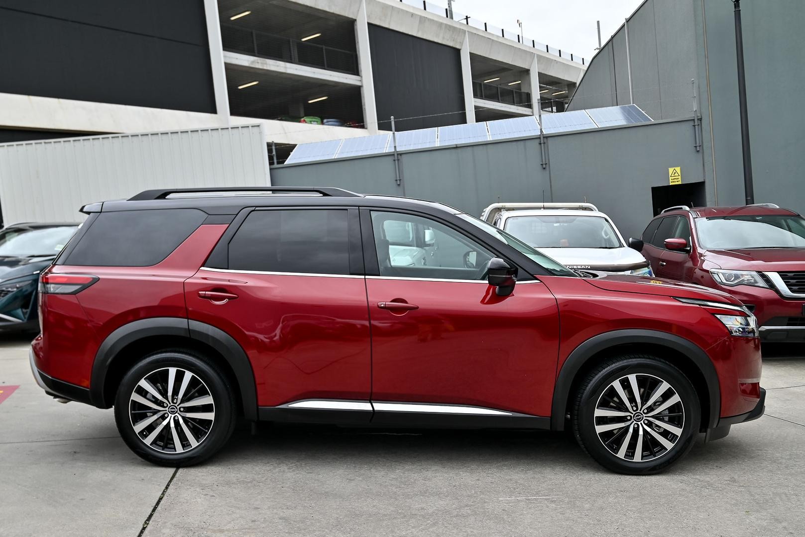 Nissan Pathfinder image 3