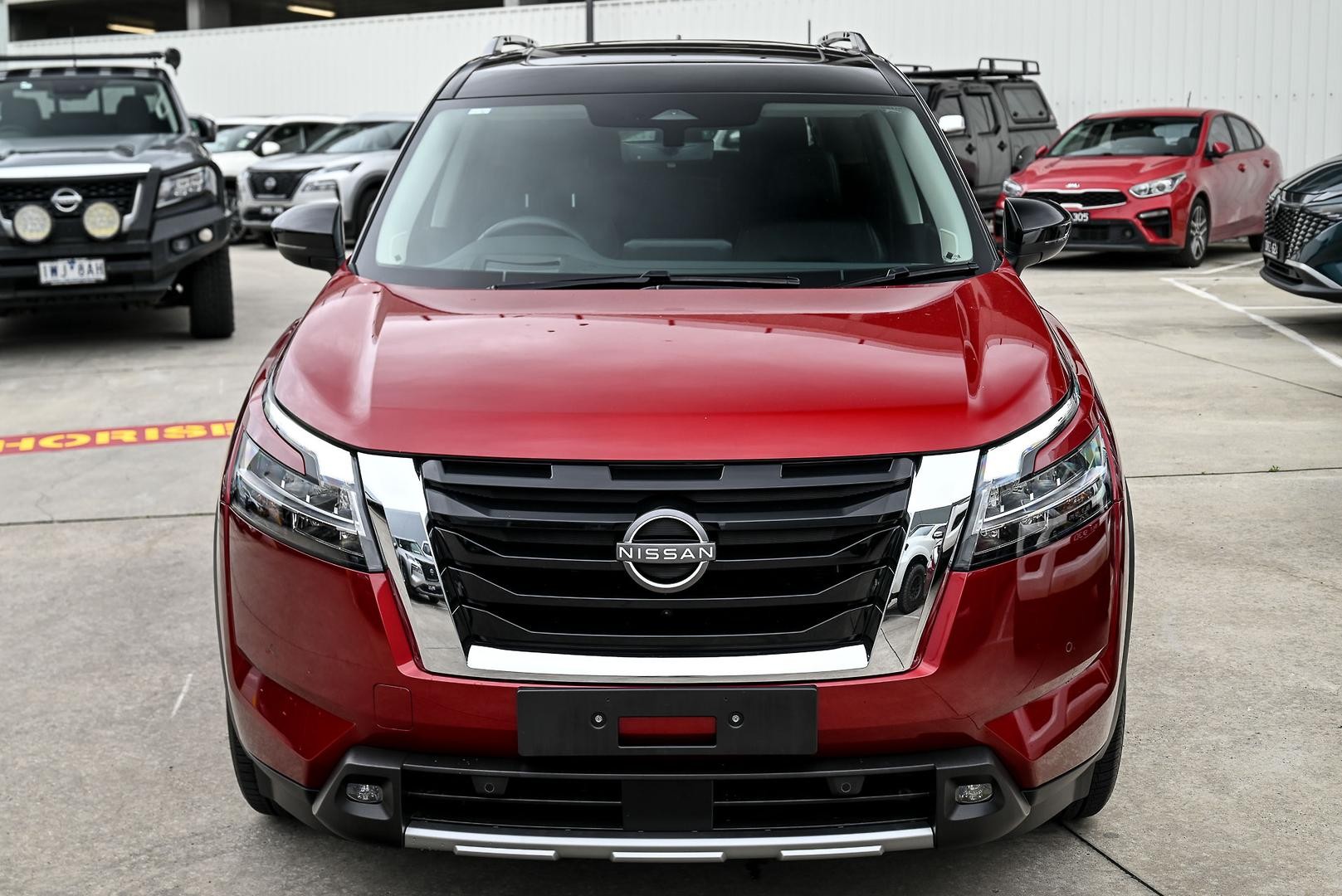 Nissan Pathfinder image 2