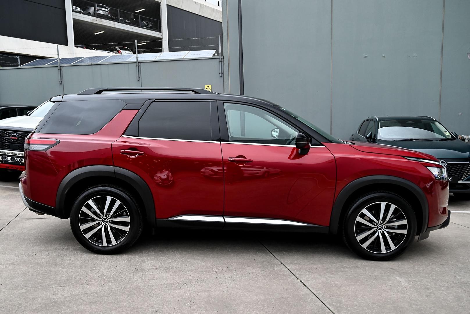 Nissan Pathfinder image 2