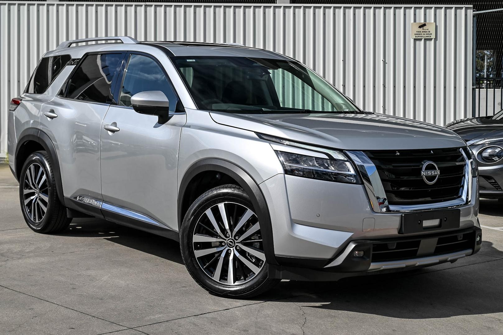 Nissan Pathfinder image 1