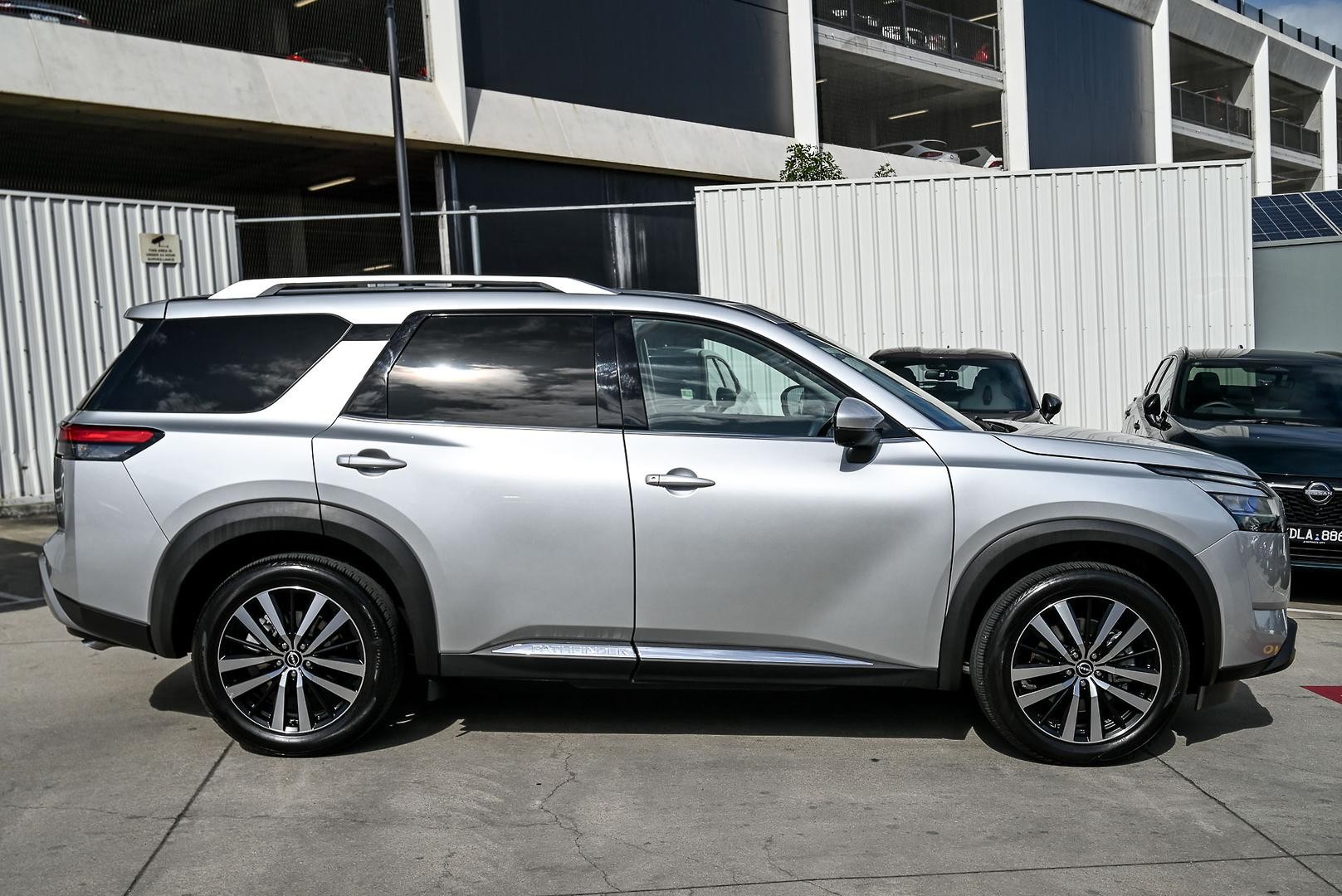 Nissan Pathfinder image 2