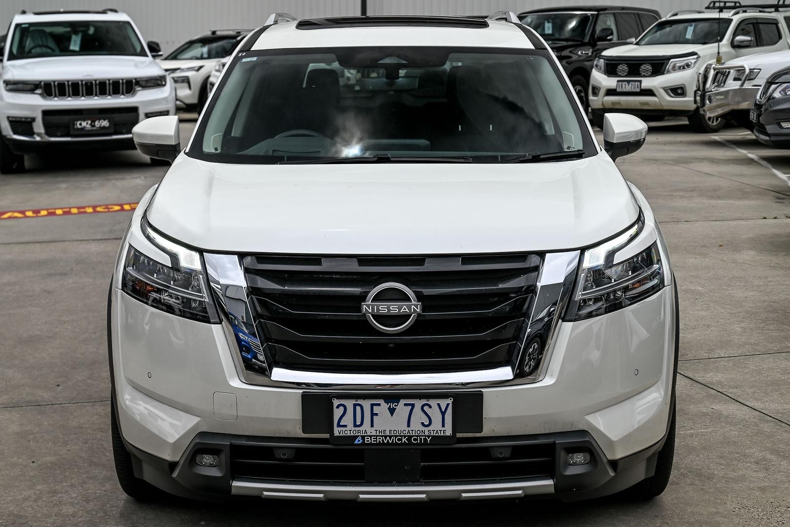 Nissan Pathfinder image 2