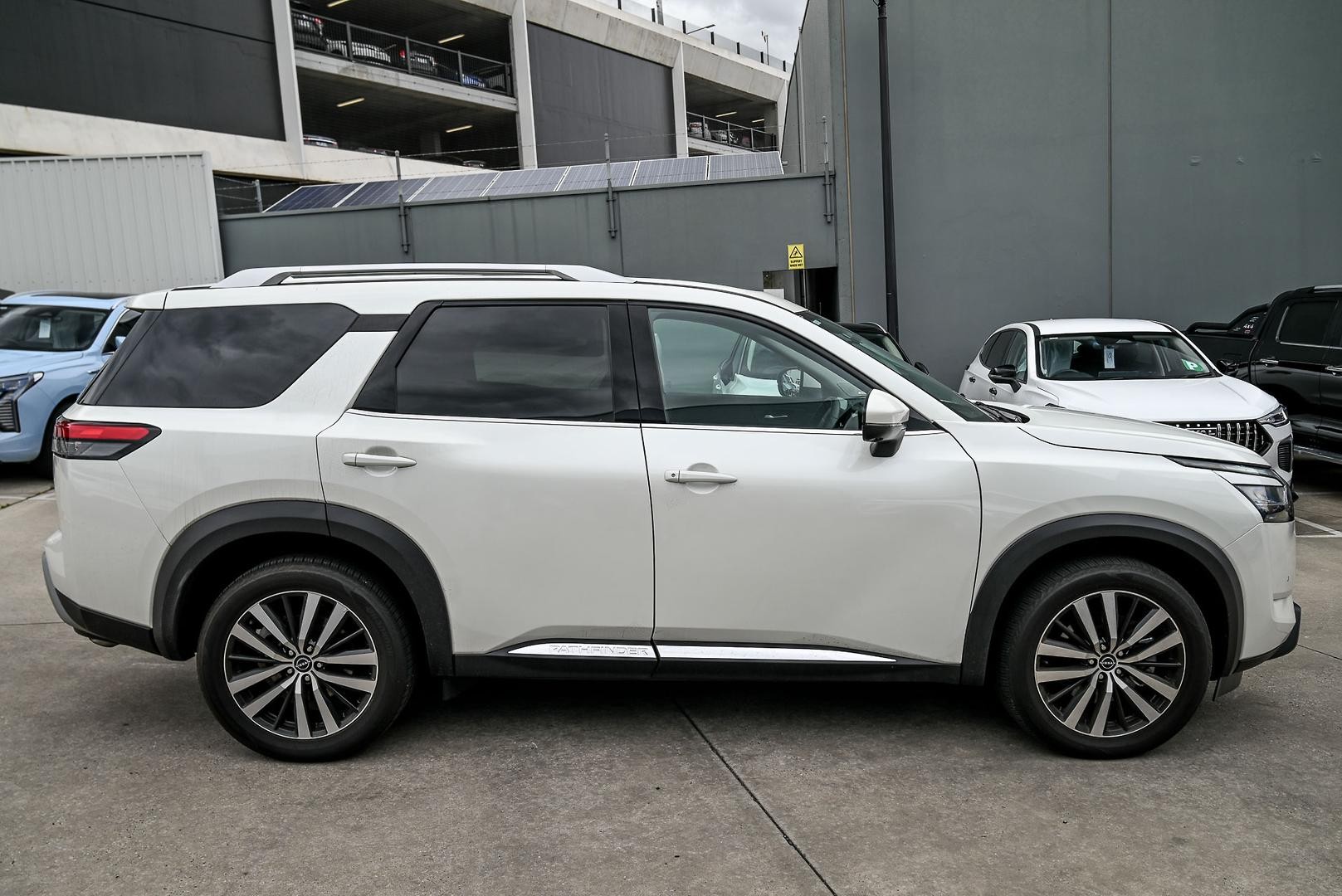 Nissan Pathfinder image 3