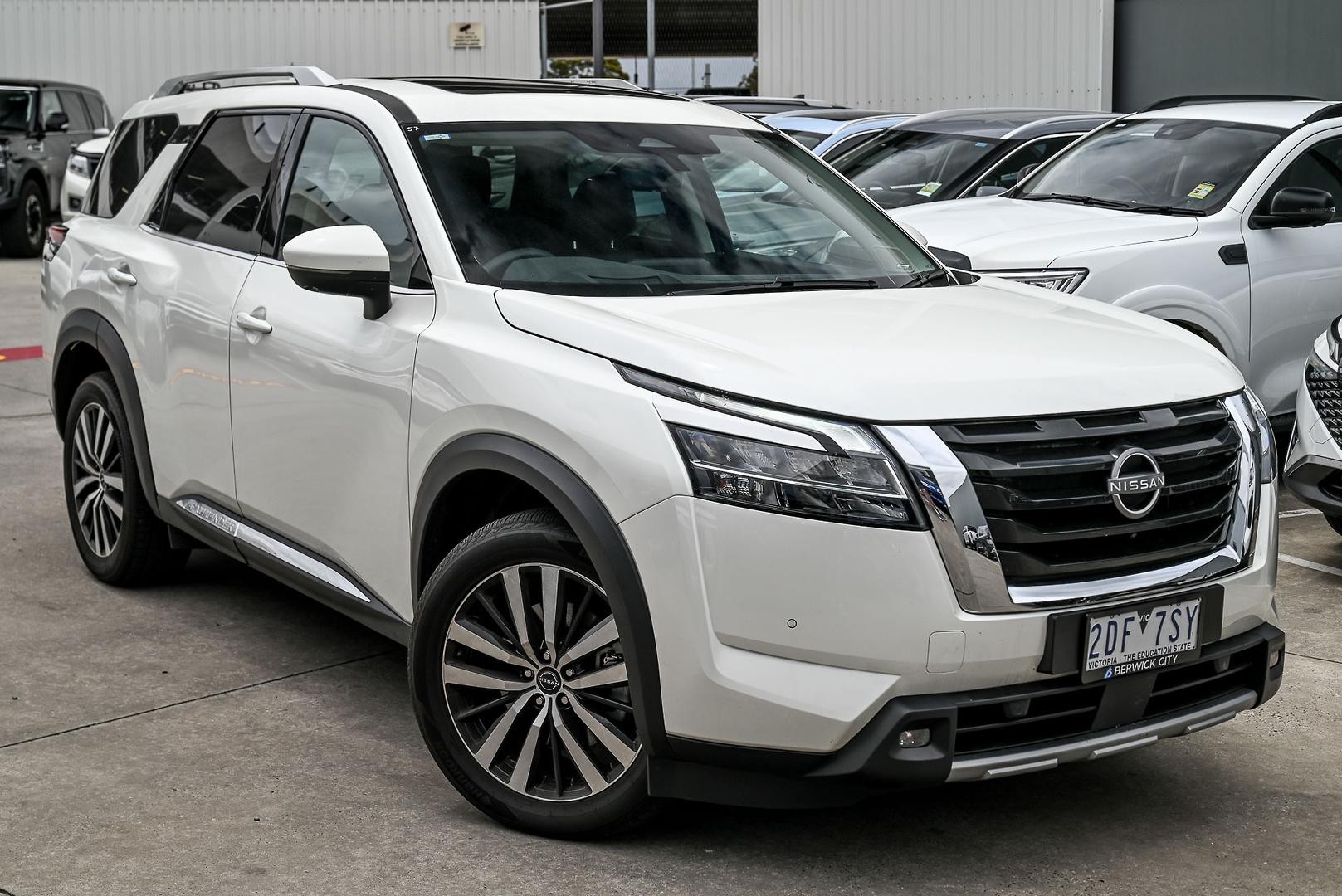 Nissan Pathfinder image 1