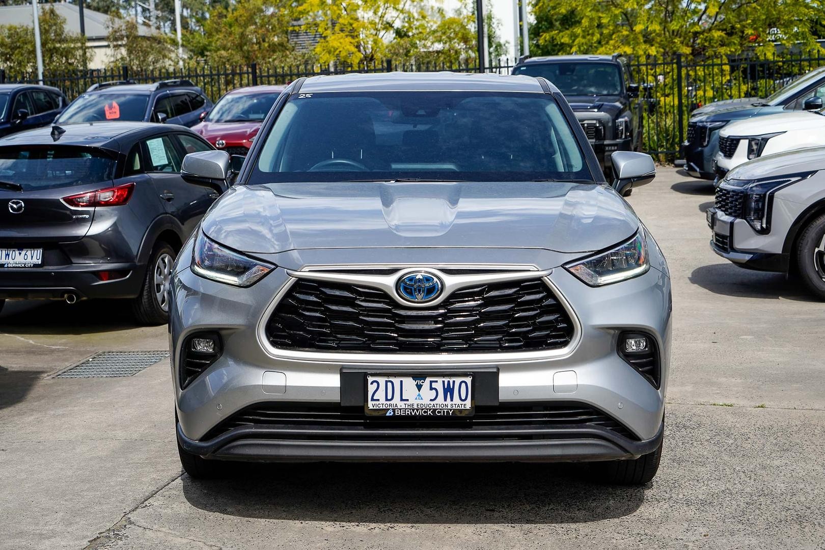 Toyota Kluger image 2