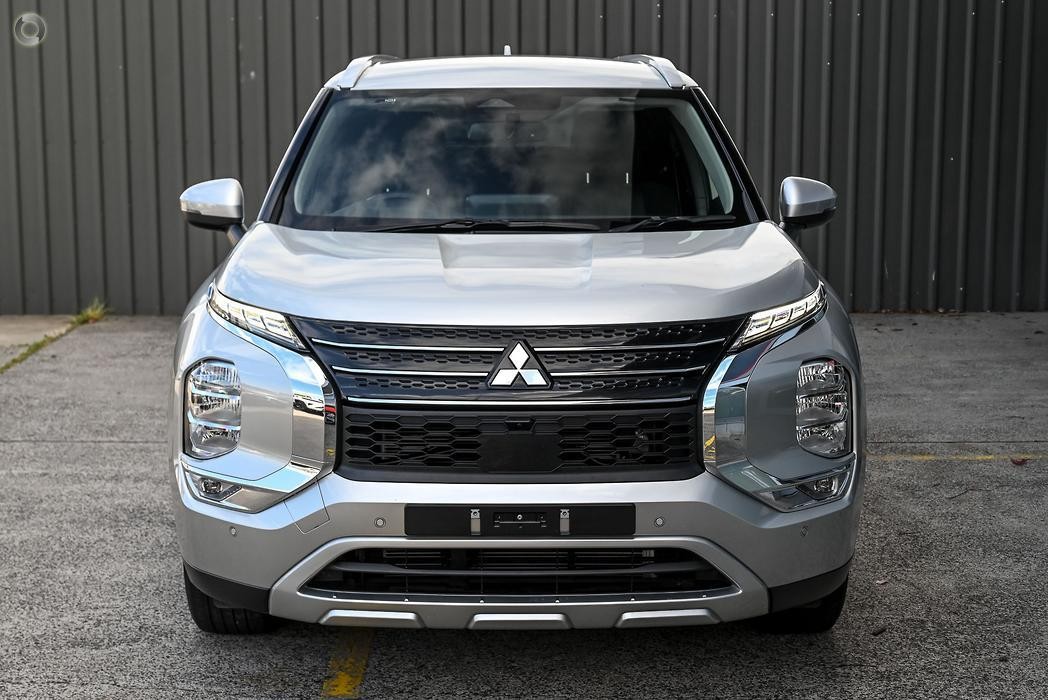 Mitsubishi Outlander image 2