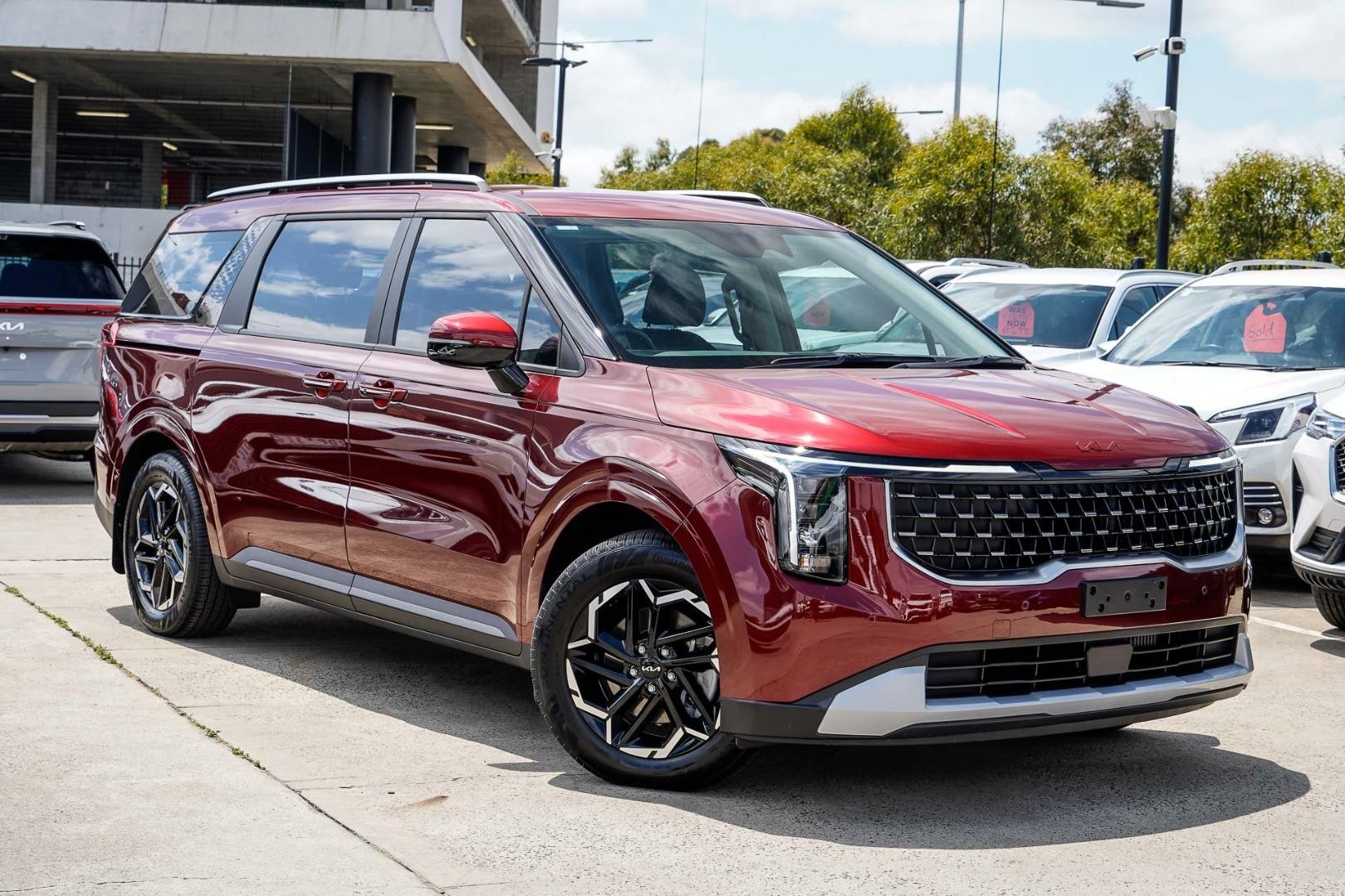 Kia Carnival image 1