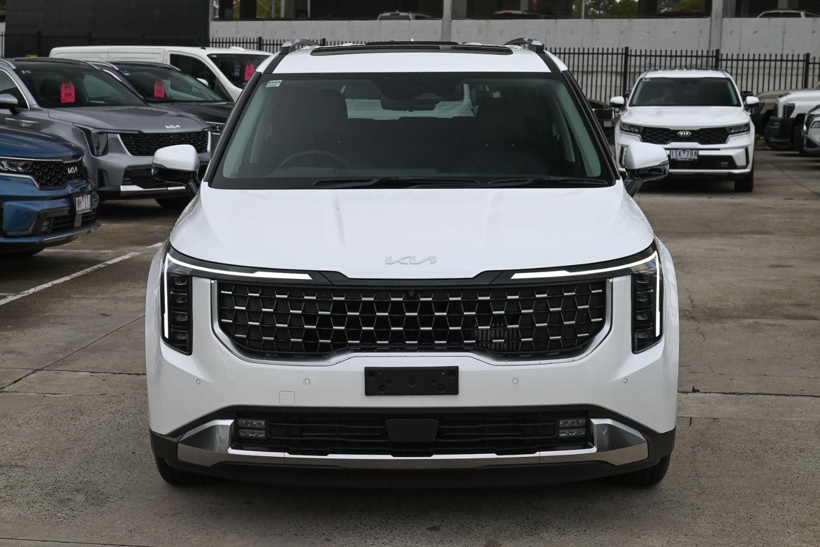 Kia Carnival image 2