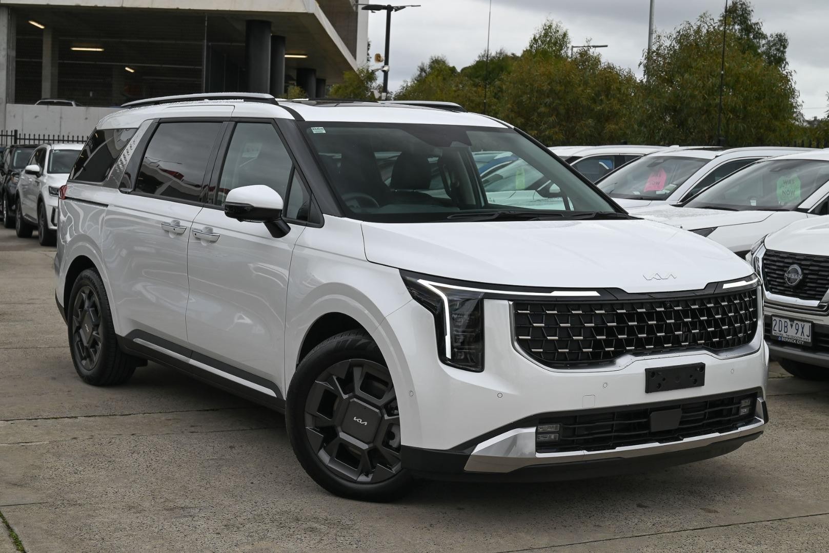 Kia Carnival image 1