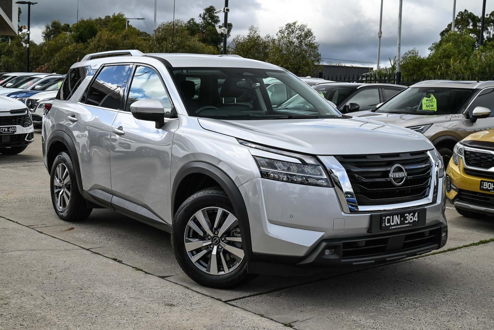 Nissan Pathfinder image 1