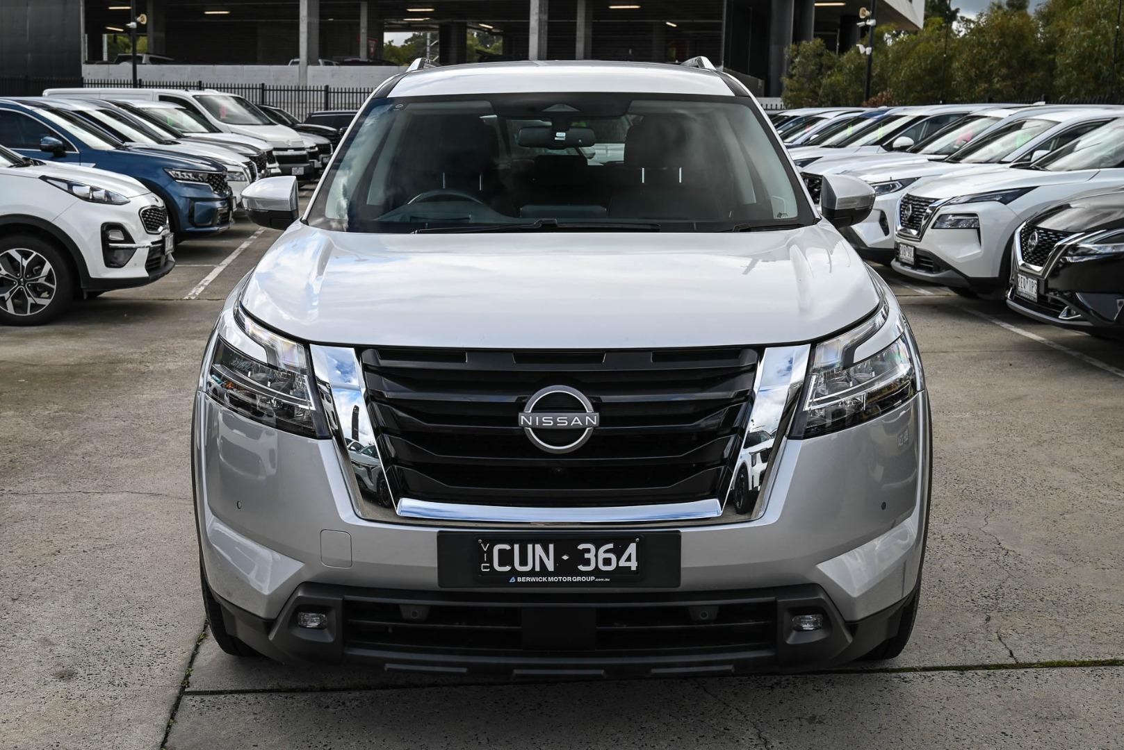 Nissan Pathfinder image 2