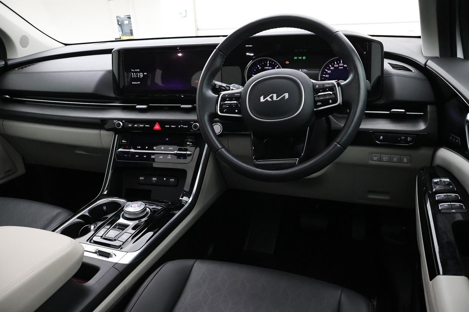 Kia Carnival image 4
