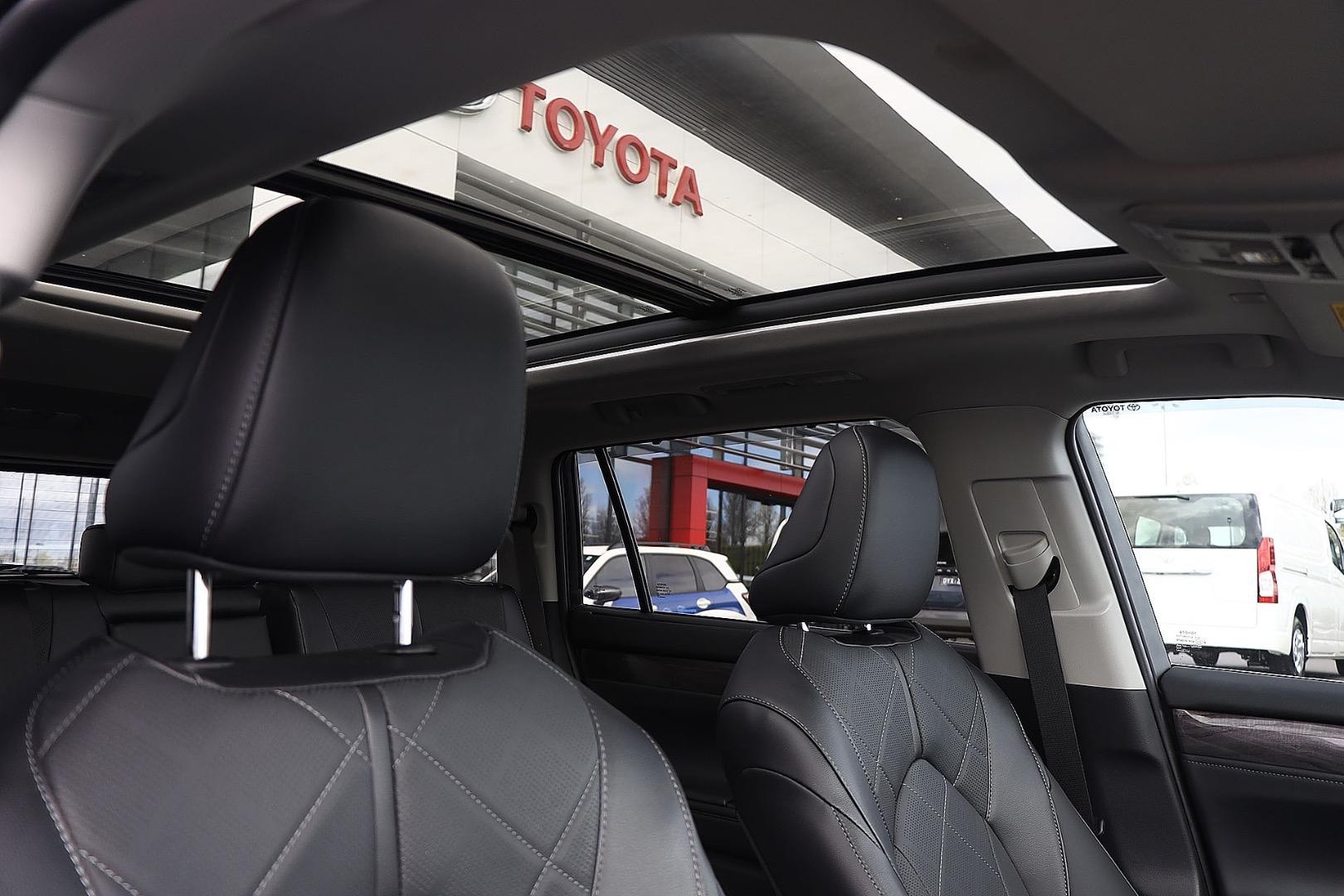 Toyota Kluger image 3