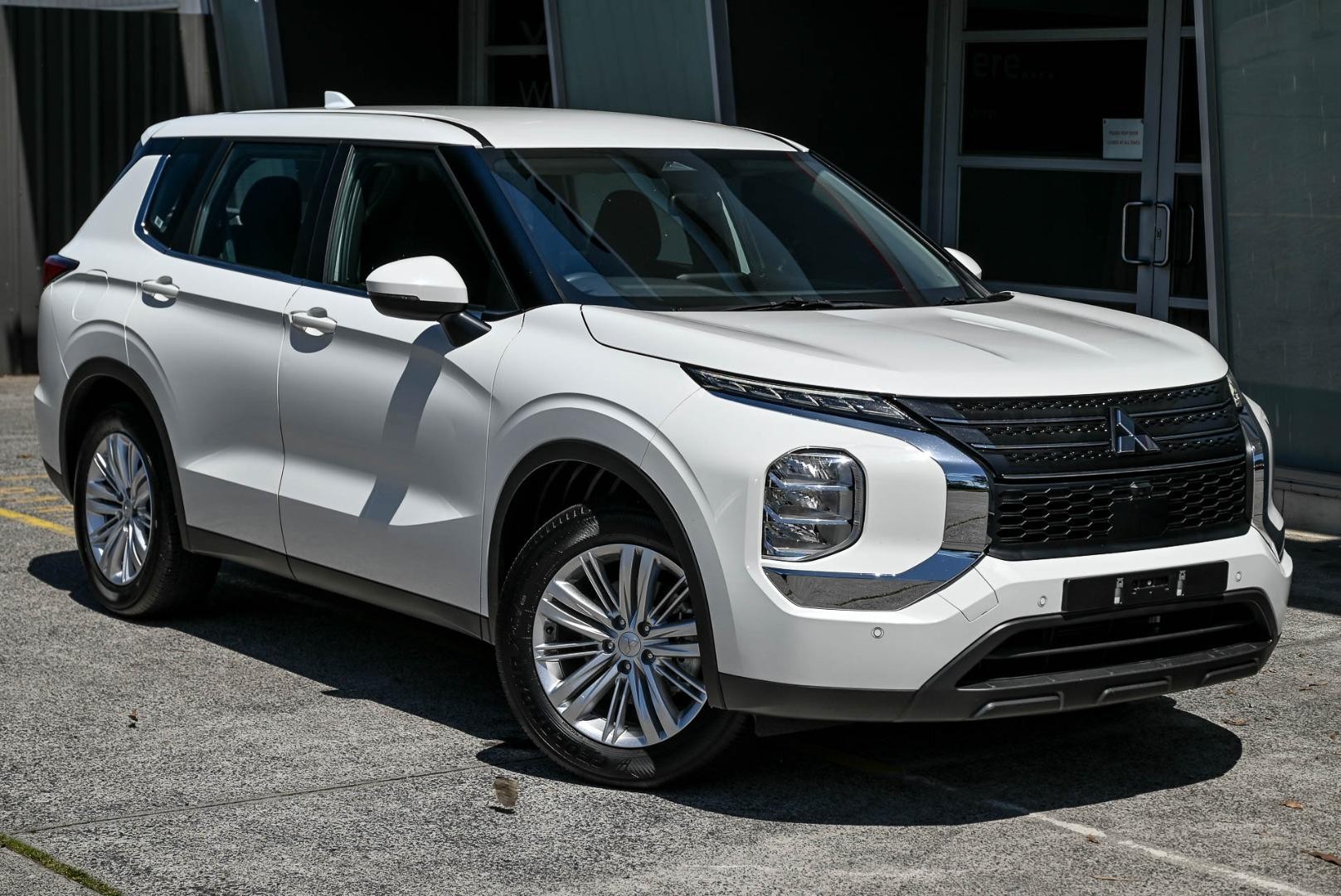 Mitsubishi Outlander image 1