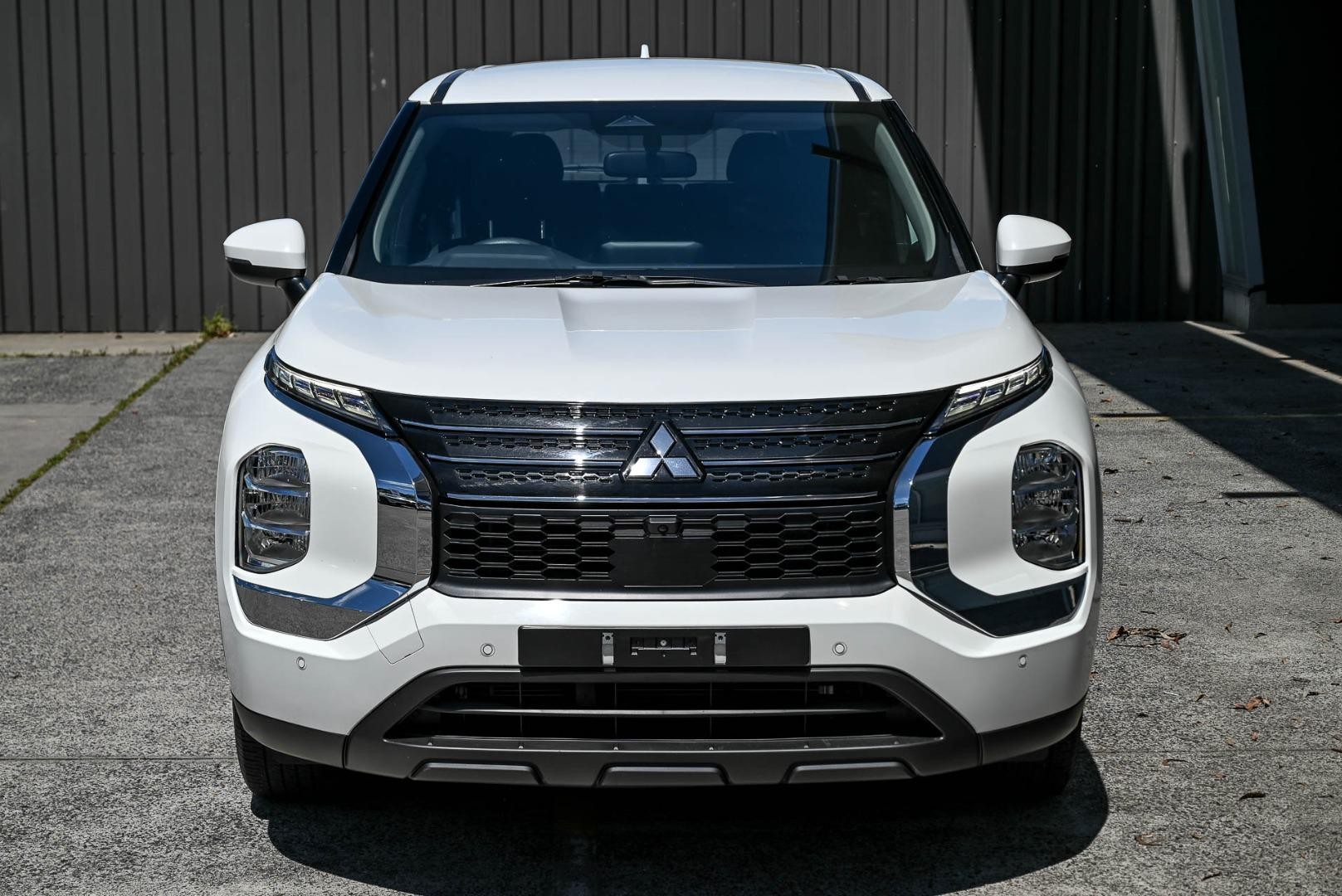 Mitsubishi Outlander image 2