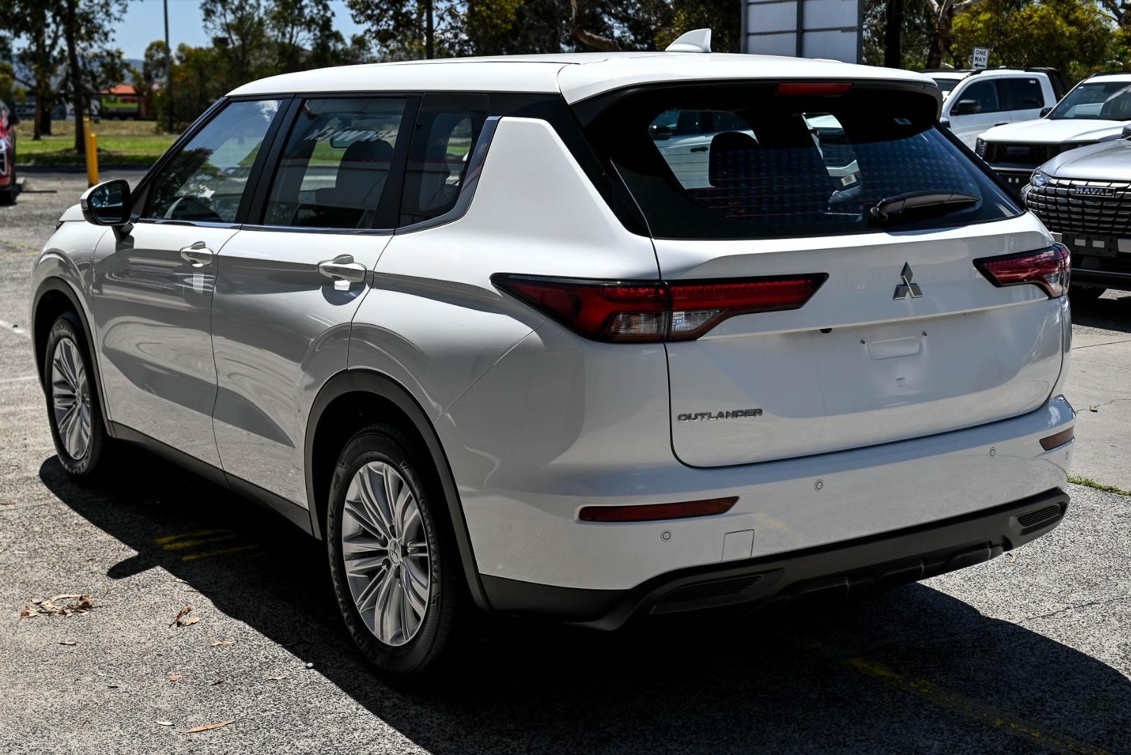 Mitsubishi Outlander image 3