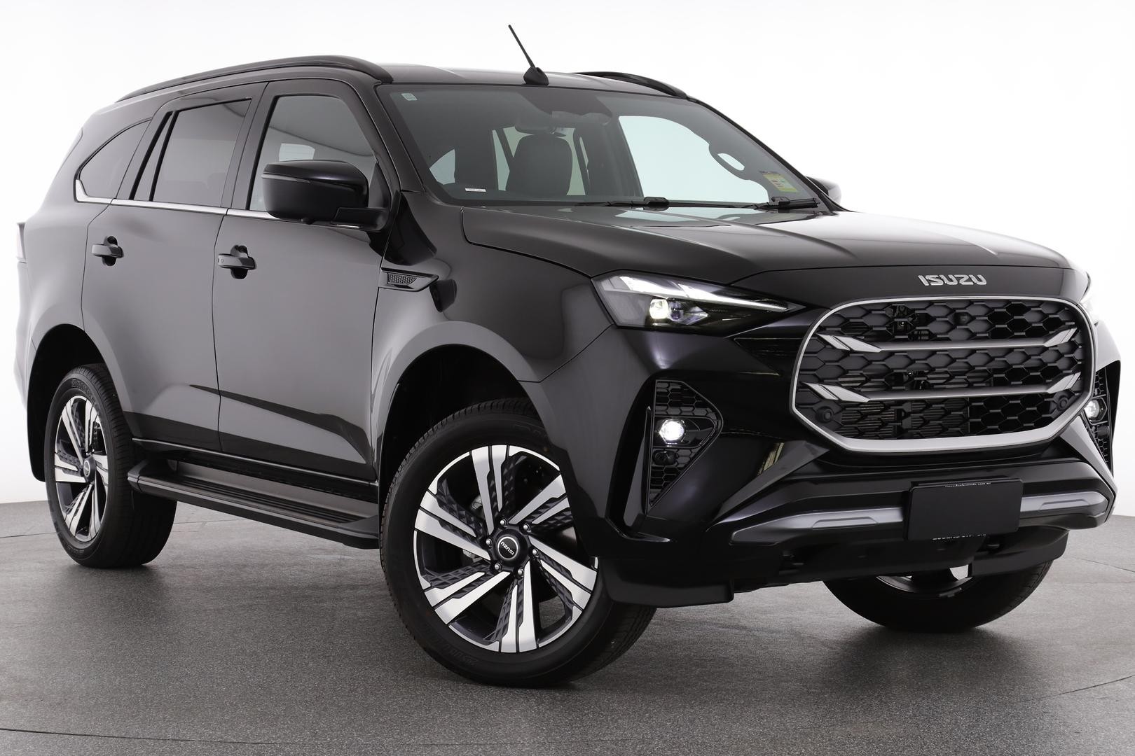 Isuzu Mu-x image 1