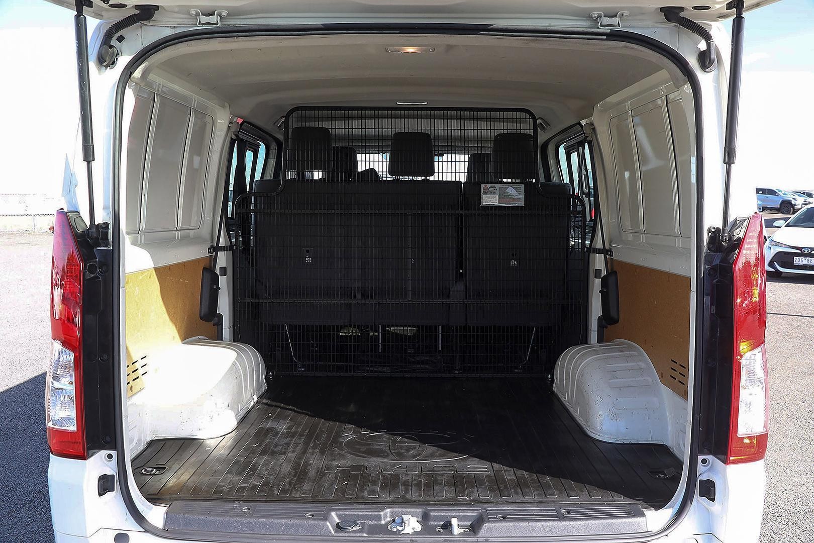 Toyota Hiace image 2