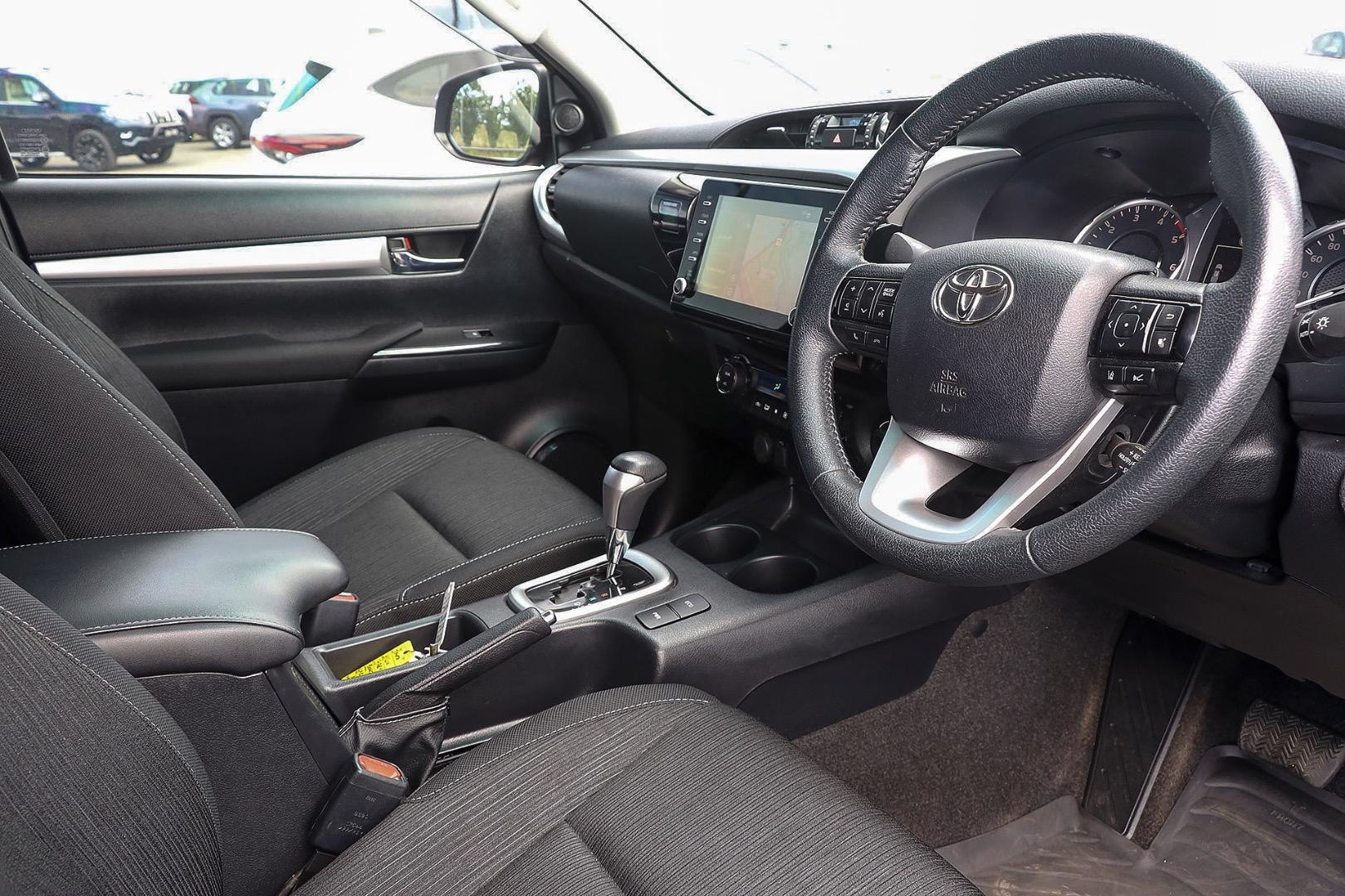 Toyota Hilux image 2