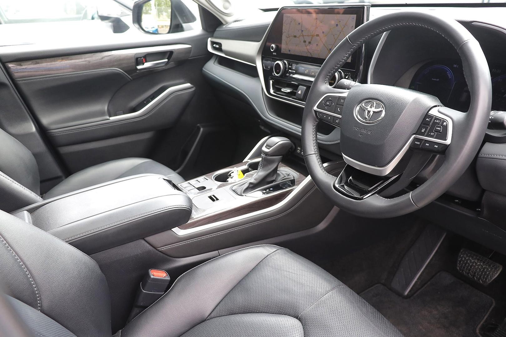 Toyota Kluger image 2