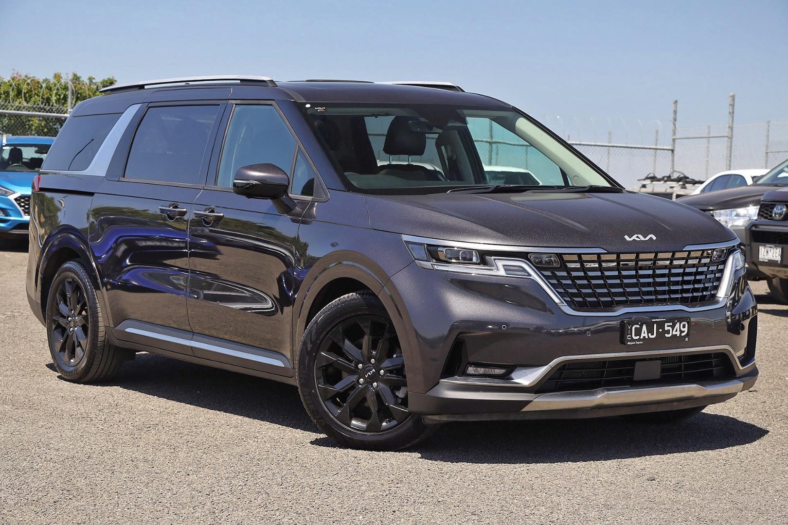 Kia Carnival image 1