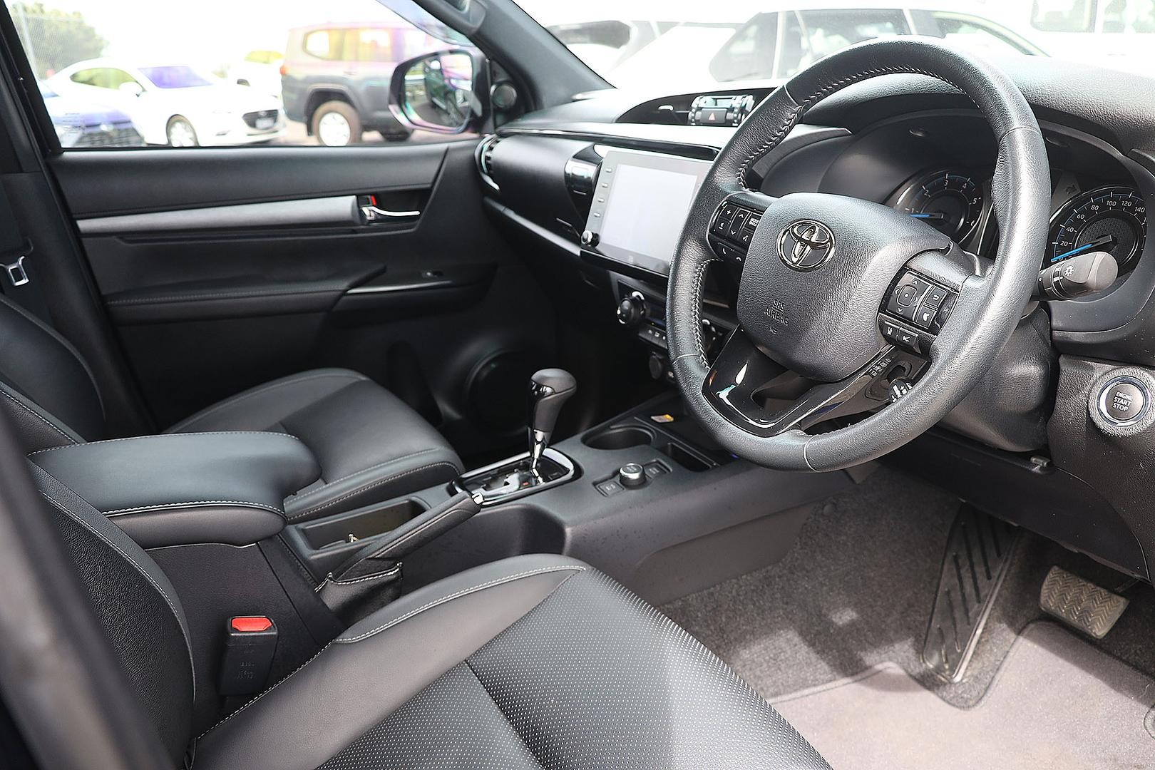 Toyota Hilux image 2