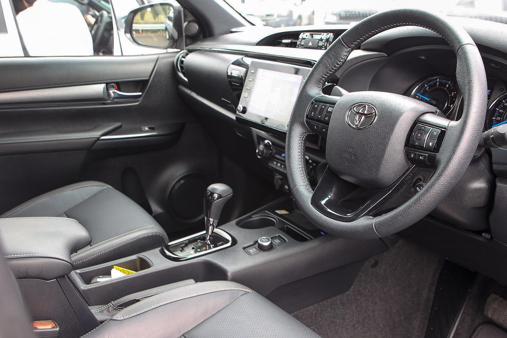 Toyota Hilux image 2