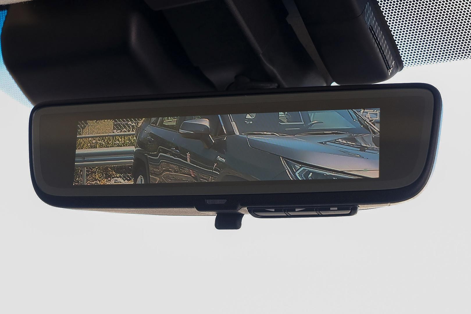 Toyota Granvia image 3