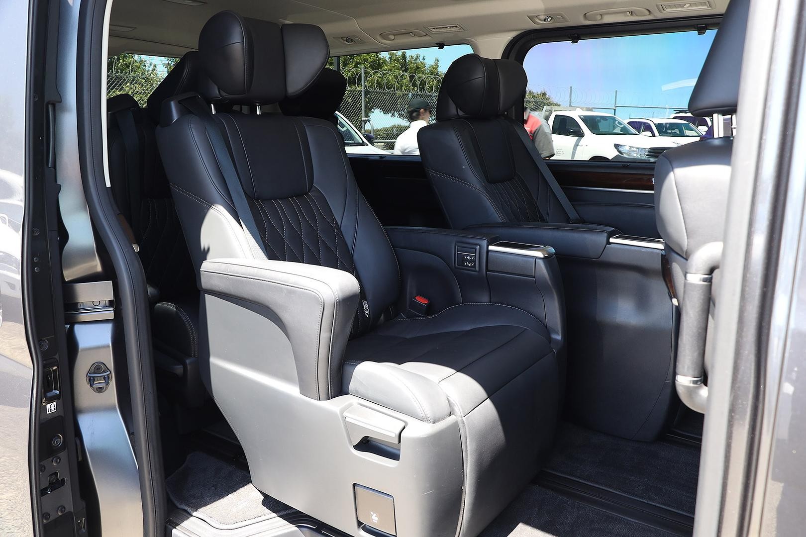 Toyota Granvia image 4