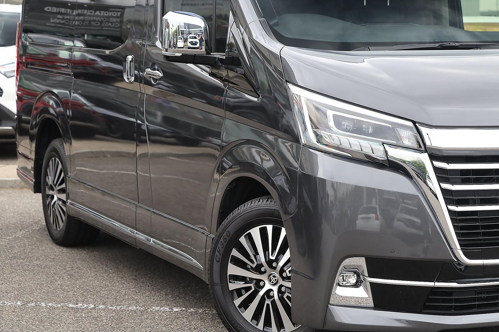 Toyota Granvia image 2