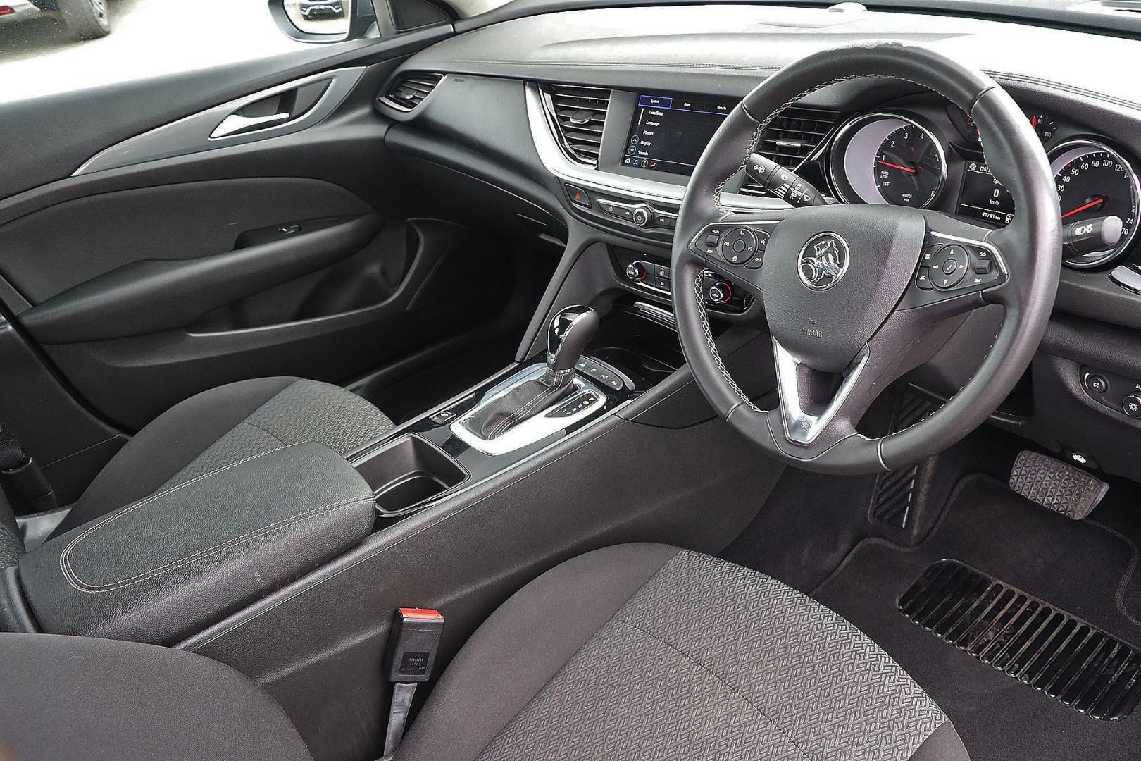 Holden Commodore image 2