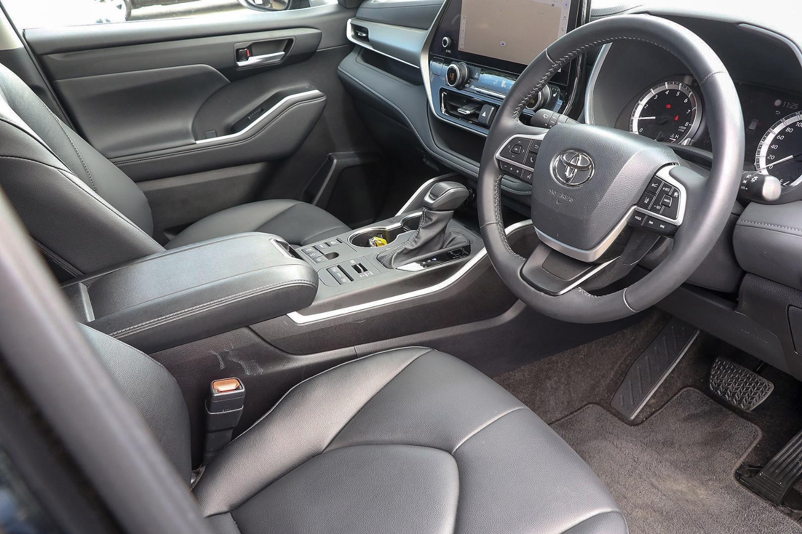 Toyota Kluger image 2