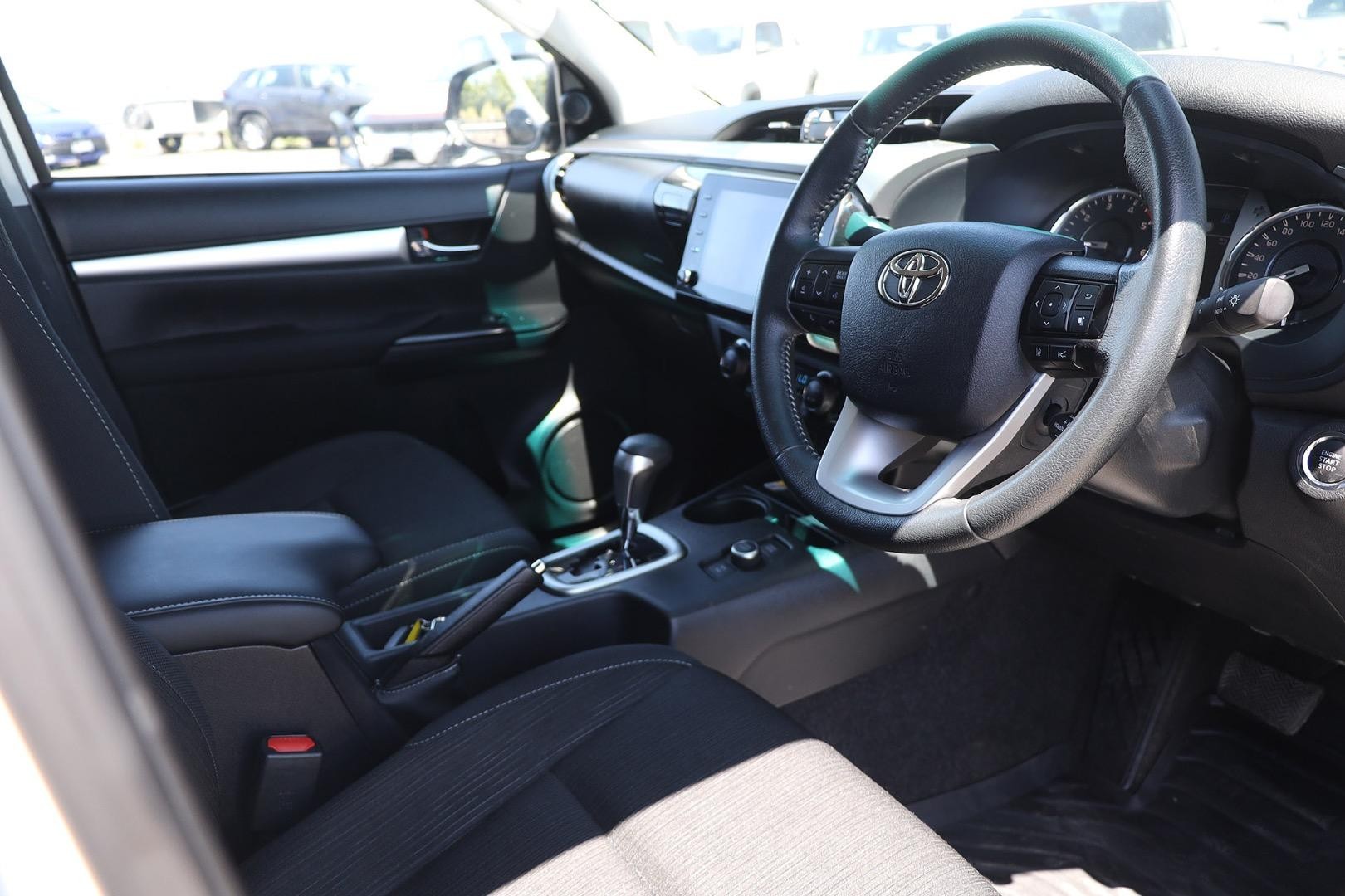 Toyota Hilux image 2