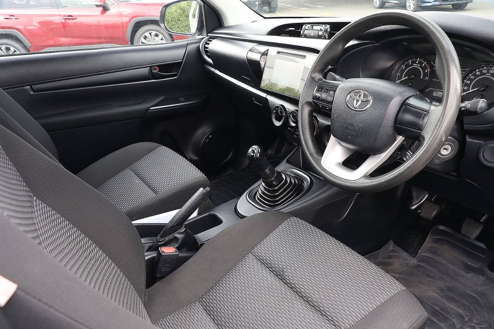 Toyota Hilux image 2