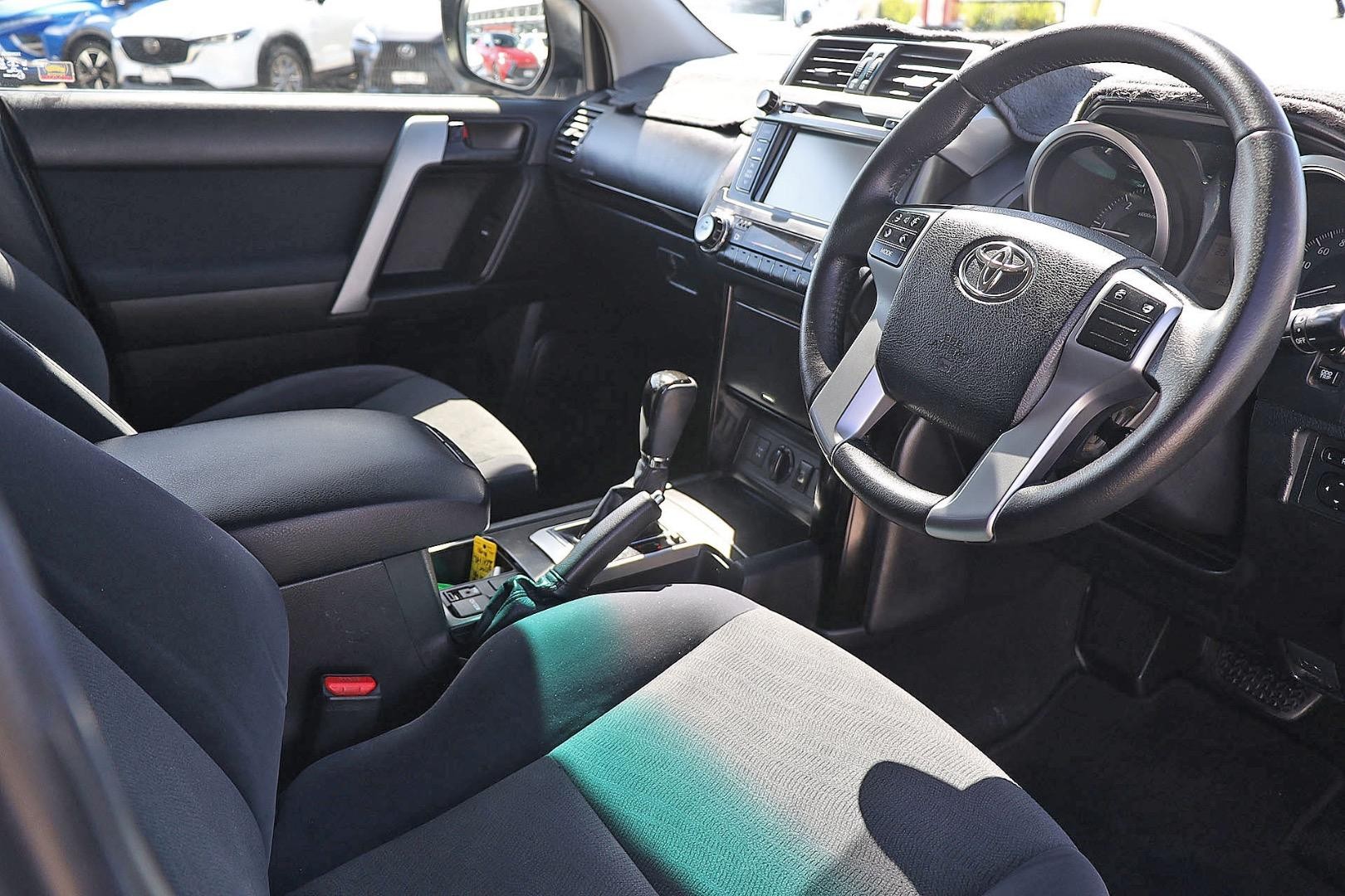 Toyota Landcruiser Prado image 2