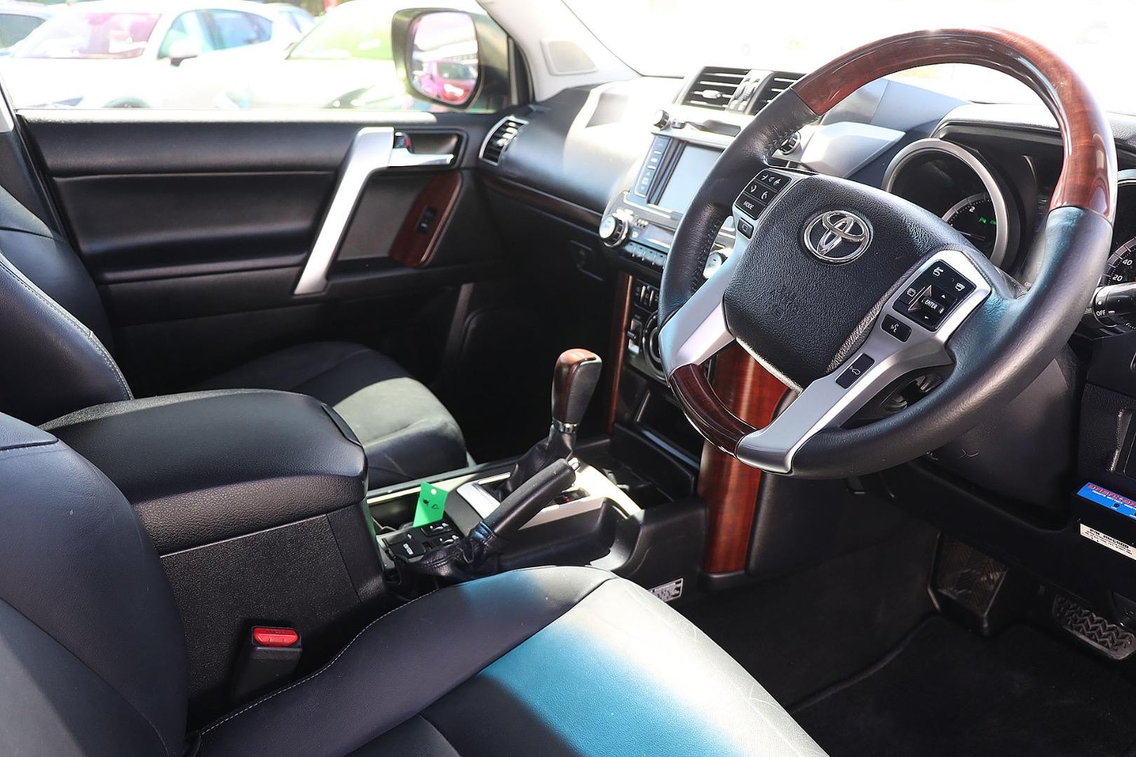 Toyota Landcruiser Prado image 2