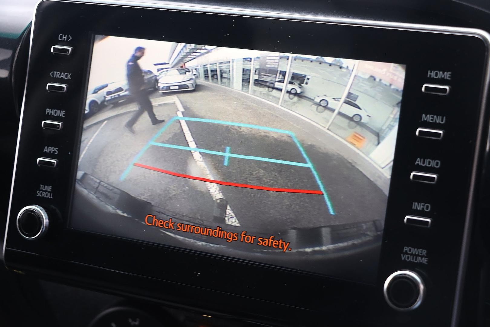 Toyota Hilux image 2