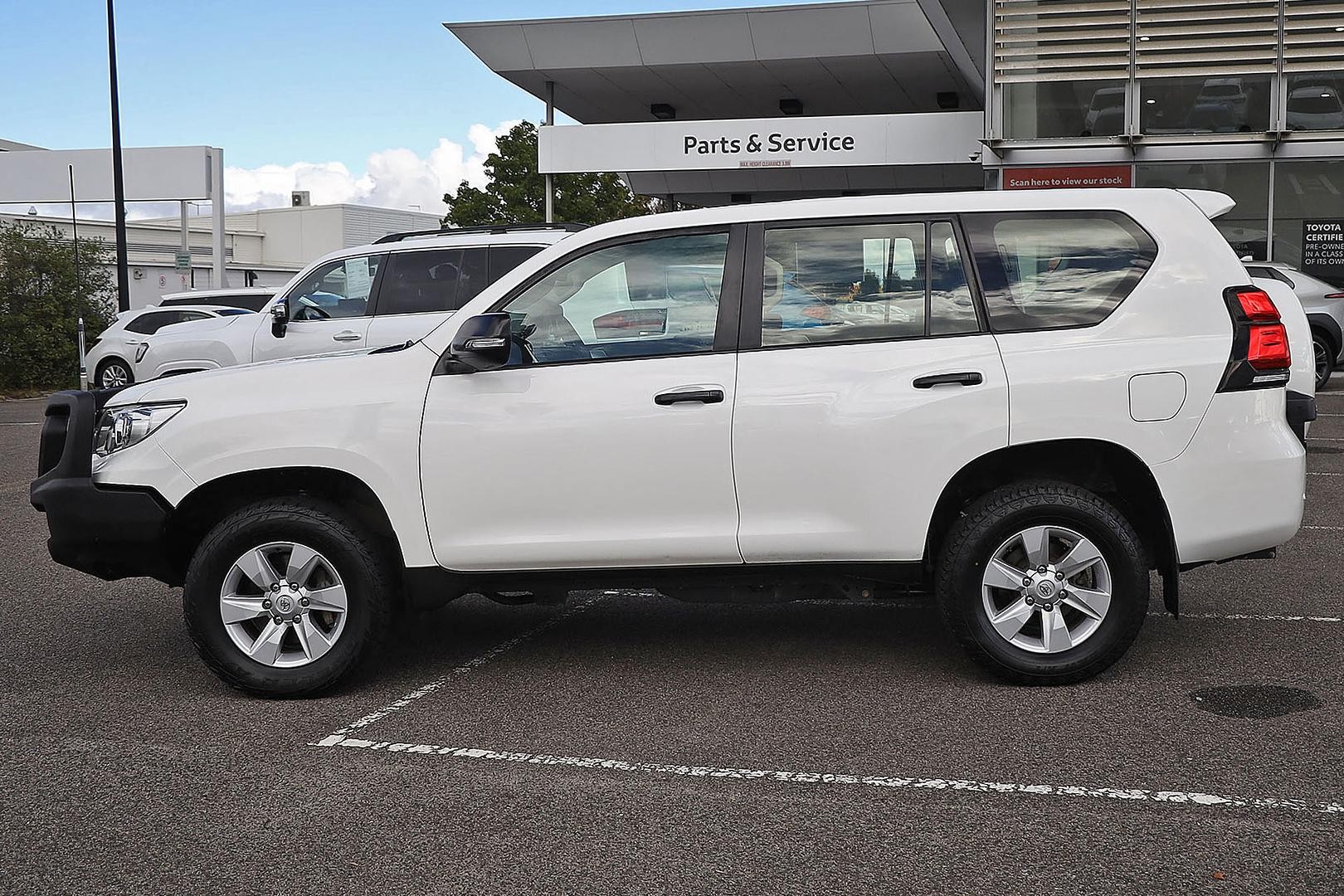 Toyota Landcruiser Prado image 4