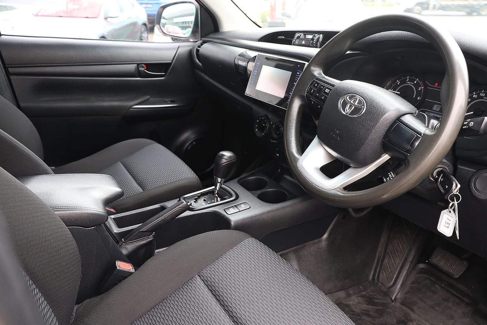 Toyota Hilux image 2