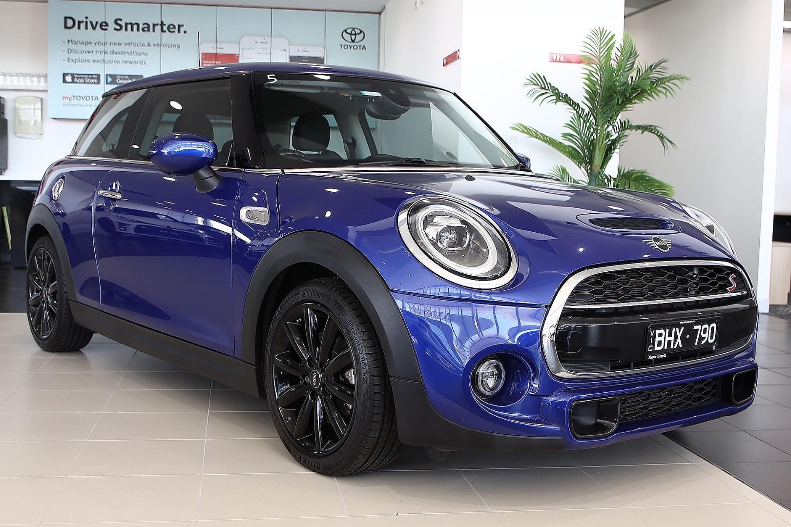 Mini Hatch image 1