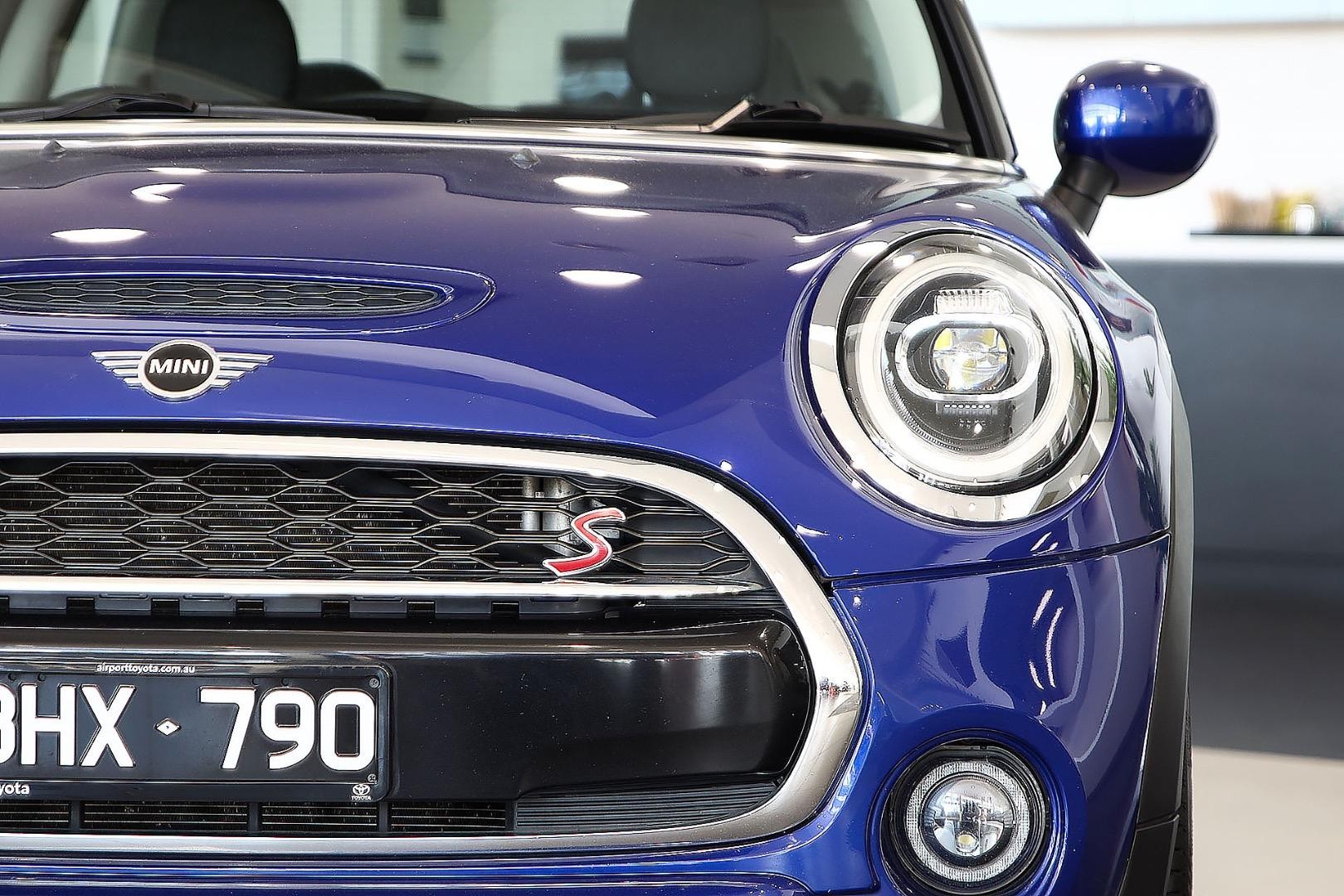 Mini Hatch image 3